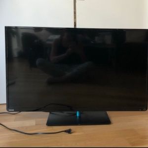 32 in. Roku Smart TV - Flat Screen - Toshiba